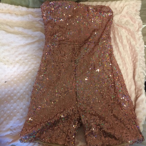 Kylie Jenner romper pink - Picture 2 of 2